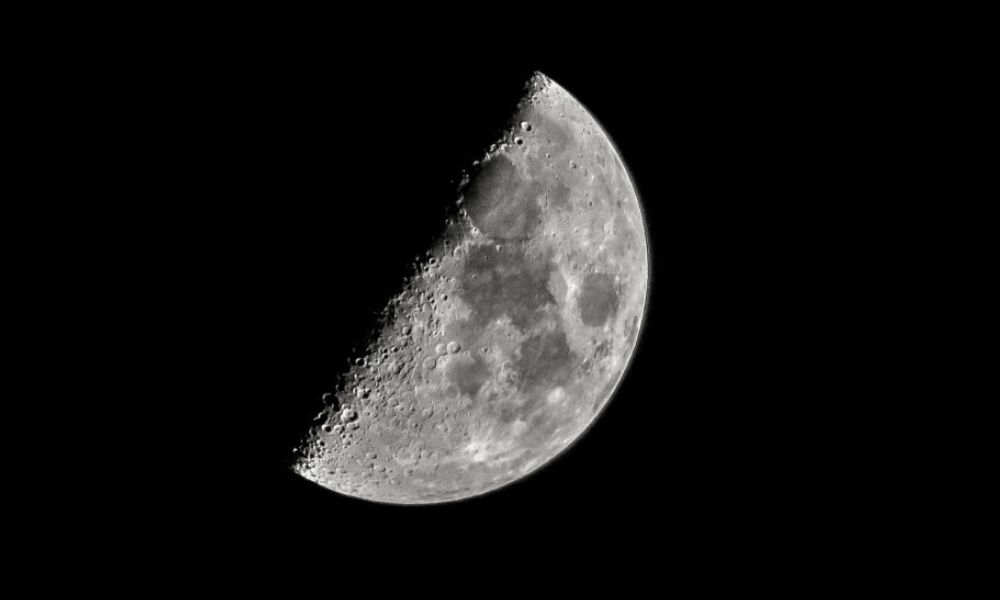First quarter moon phase showing the right half illuminated, symbolizing challenges, decisions, and growth